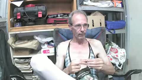 Snapshot of 04oldskool chatting on December 2024 11:41:02 PM 04oldskool online show from December 2024 11:41:02 PM