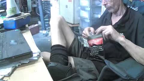 Snapshot of 04oldskool chatting on October 2025 02:33:01 AM 04oldskool online show from October 2025 02:33:01 AM