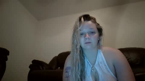 Snapshot of 13xxmilfxx13 chatting on October 2025 05:15:02 AM Diamond Rose online show from October 2025 05:15:02 AM