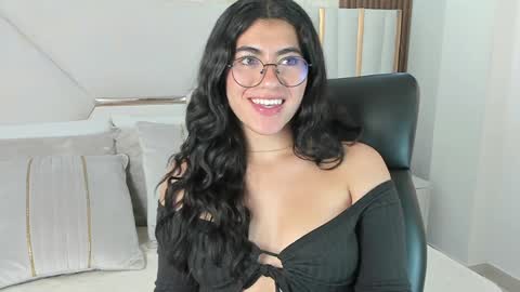 Snapshot of 1m_emily chatting on January 2025 10:05:01 PM . online show from January 2025 10:05:01 PM