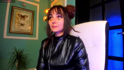 Moona  online show from November 2025 02:17:01 PM