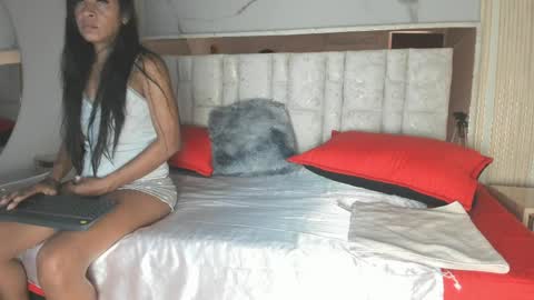 Snapshot of 1naughty_milf chatting on April 2026 12:10:01 PM Luisa online show from April 2026 12:10:01 PM