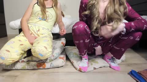 molly online show from November 2025 07:37:01 PM