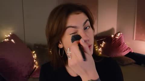 Snapshot of _a_n_n_y_ chatting on November 2025 09:17:01 PM Willow online show from November 2025 09:17:01 PM