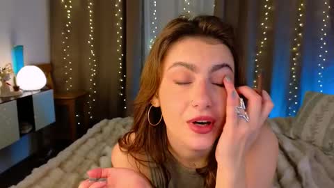 Snapshot of _a_n_n_y_ chatting on December 2025 09:08:02 PM Willow online show from December 2025 09:08:02 PM