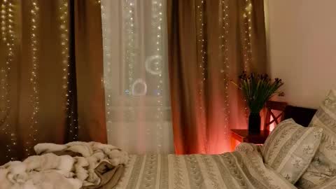 Snapshot of _a_n_n_y_ chatting on December 2025 09:12:02 PM Willow online show from December 2025 09:12:02 PM