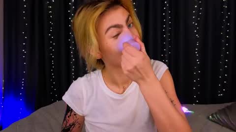 Snapshot of _a_n_n_y_ chatting on April 2026 09:13:01 PM Willow online show from April 2026 09:13:01 PM