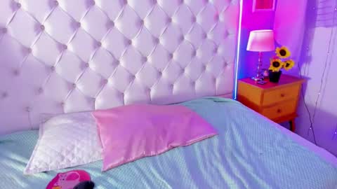 Snapshot of _abril77 chatting on December 2024 11:00:01 PM Abril online show from December 2024 11:00:01 PM
