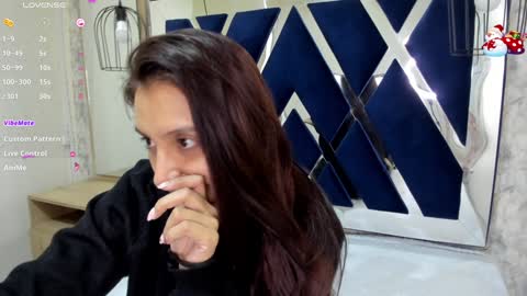 Snapshot of _alaia_collway_ chatting on December 2024 12:16:02 PM Alaia online show from December 2024 12:16:02 PM