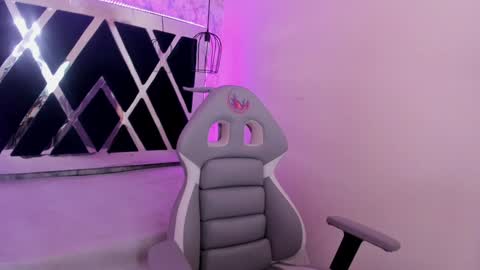 Snapshot of _alaia_collway_ chatting on February 2025 02:45:01 PM Alaia online show from February 2025 02:45:01 PM