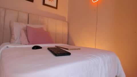 Snapshot of _alison_c chatting on October 2025 11:33:02 AM Hii I m Alison online show from October 2025 11:33:02 AM