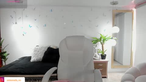 Snapshot of _antonnela_ chatting on March 2026 02:02:02 PM antonnela online show from March 2026 02:02:02 PM