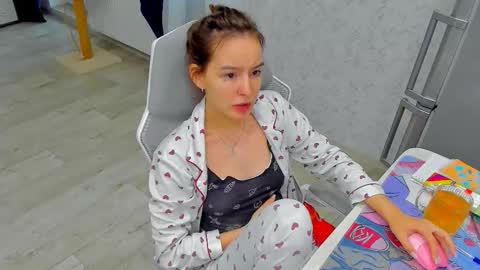 Snapshot of _arina_cox__ chatting on November 2025 11:43:01 AM Arina online show from November 2025 11:43:01 AM