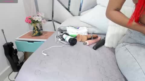 Aura online show from September 2025 03:11:01 AM