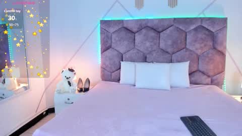 Snapshot of _aurora_collins_ chatting on December 2025 01:07:01 PM _aurora_collins_ online show from December 2025 01:07:01 PM