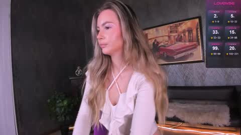 Snapshot of _bellaclark chatting on December 2025 09:21:02 PM Bella online show from December 2025 09:21:02 PM