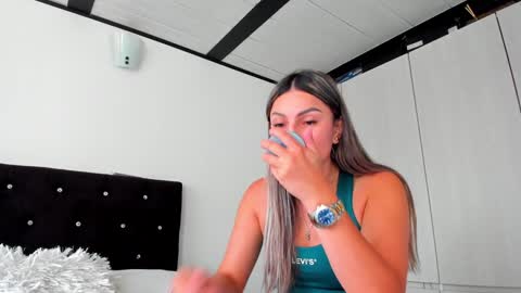 Snapshot of _cereza_ chatting on January 2025 10:28:02 PM Bella online show from January 2025 10:28:02 PM