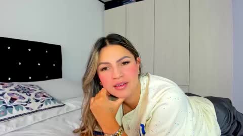 Snapshot of _cereza_ chatting on February 2025 08:14:02 PM Bella online show from February 2025 08:14:02 PM