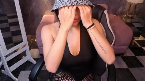 _charlottee_b online show from April 2026 08:09:01 PM