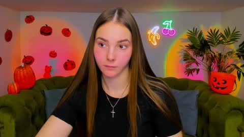 Snapshot of _cuddle_bug_ chatting on November 2025 01:33:02 PM Erika online show from November 2025 01:33:02 PM