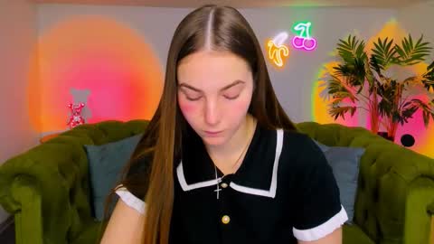 Snapshot of _cuddle_bug_ chatting on November 2025 01:15:01 PM Erika online show from November 2025 01:15:01 PM