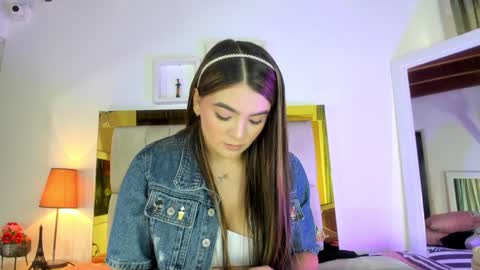 Snapshot of _emily_r chatting on December 2024 12:04:01 PM Isabella online show from December 2024 12:04:01 PM