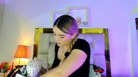 Snapshot of _emily_r chatting on March 2025 12:11:02 PM Isabella online show from March 2025 12:11:02 PM