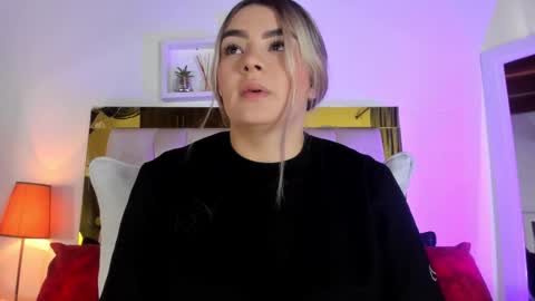 Snapshot of _emily_r chatting on September 2025 12:05:02 PM Isabella online show from September 2025 12:05:02 PM