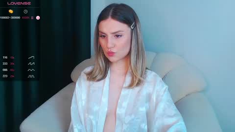 _esmeraldiyaa_ online show from January 2025 07:35:01 PM