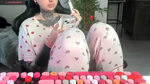 Snapshot of _feralberry__ chatting on June 2026 06:15:02 AM Alis online show from June 2026 06:15:02 AM