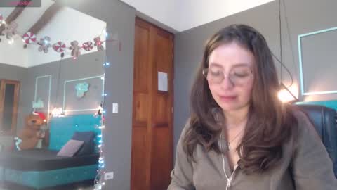 Snapshot of _isaabellaa chatting on December 2025 01:17:01 PM Isa online show from December 2025 01:17:01 PM