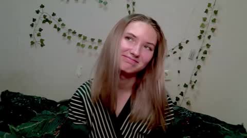 _kikiclark_ online show from November 2025 09:04:02 PM