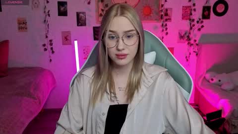 Snapshot of _kitekat_ chatting on October 2025 01:14:01 PM _kitekat_ online show from October 2025 01:14:01 PM