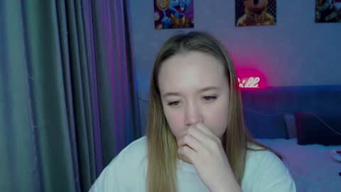 _lalune_ online show from December 2024 03:40:01 AM