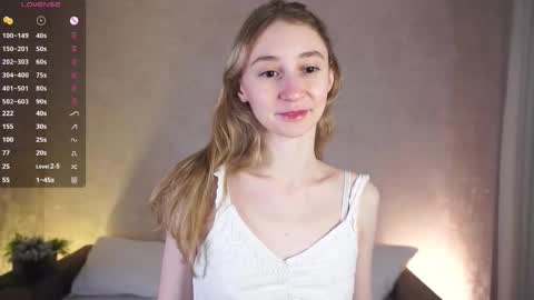  Gwen  online show from October 2025 04:07:01 AM