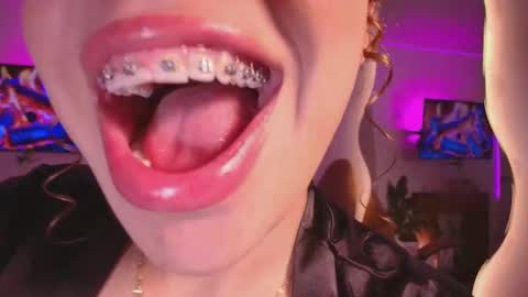 Snapshot of _megan_akbar chatting on November 2025 12:27:01 PM Marce online show from November 2025 12:27:01 PM