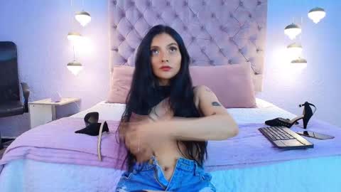 Mia online show from October 2025 11:53:02 AM