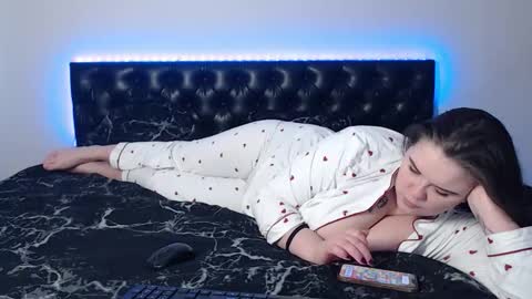 mikey and mia online show from November 2025 11:43:01 AM