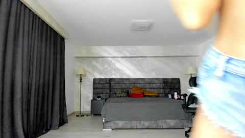 Snapshot of _myaa chatting on February 2025 08:33:02 AM Maya online show from February 2025 08:33:02 AM