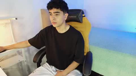 Nicolas online show from October 2025 08:30:02 PM