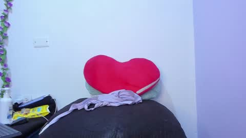 Snapshot of _nicollee chatting on January 2025 01:05:01 PM juliana online show from January 2025 01:05:01 PM