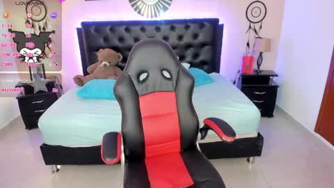 Olivia jones online show from May 2026 12:00:02 PM