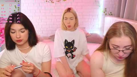 Merlizz Eva Jane Mila Nicole  left to right  online show from October 2025 02:05:02 PM