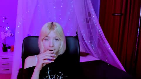 Snapshot of _sabrina_moore chatting on May 2026 08:30:01 AM sabrina online show from May 2026 08:30:01 AM