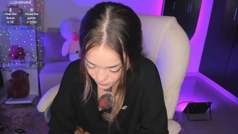 Snapshot of _sabrinamoon chatting on December 2024 05:37:02 PM online show from December 2024 05:37:02 PM