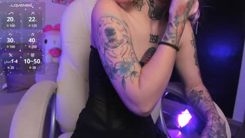 Snapshot of _sabrinamoon chatting on January 2025 11:37:02 AM online show from January 2025 11:37:02 AM