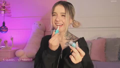 _tammarra_ online show from October 2025 02:04:01 PM