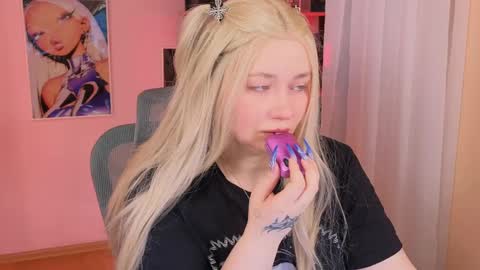 Snapshot of _that_witch_ chatting on April 2026 05:40:02 AM MIRA online show from April 2026 05:40:02 AM