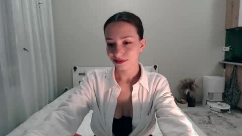 Mia online show from November 2025 07:51:02 PM