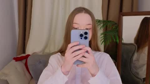 Snapshot of _violet_mills_ chatting on February 2025 08:11:02 PM Violet online show from February 2025 08:11:02 PM